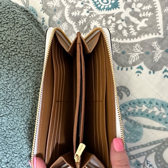 Accordion Zip Wallet In Signature Canvas - Picture 4 of 7